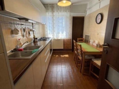 Apartament 3 camere, ultracentral, decomandat