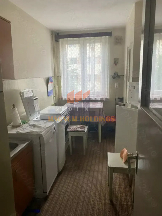 Apartament trei camere, Banat, etajul 1, plus boxa