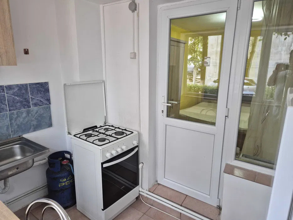 Garsoniera parter, Razboieni, cu balcon
