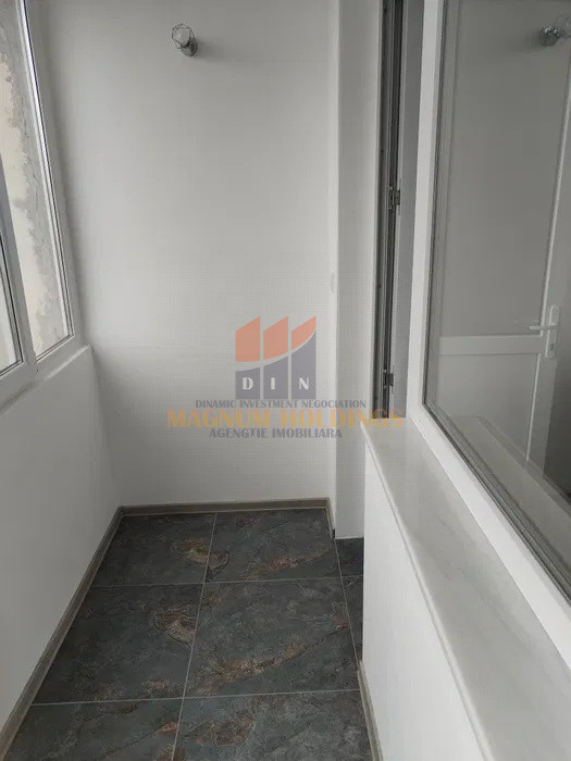 Apartament 2 camere, zona-semicentrala, cu boxa